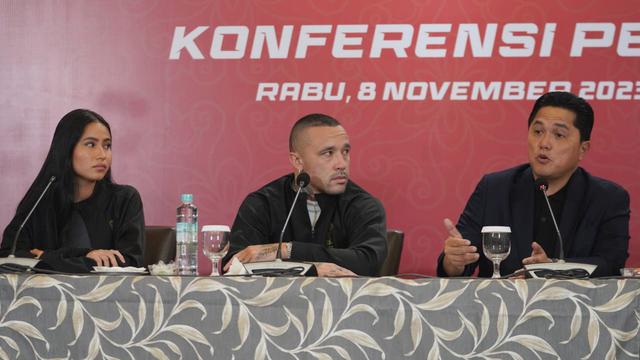 Sabreena Dressler (kiri) saat jumpa pers bersama Ketua Umum PSSI Erick Tohir dan Radja Nainggolan. (Foto: pssi.org)