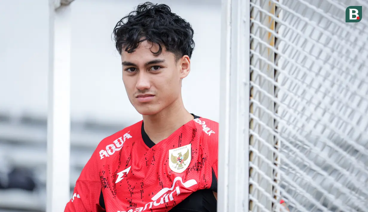 <p>Pemain Timnas Indonesia U-22, Rafael Struick memakai jersey saat bersiap melakukan latihan perdana menjelang SEA Games 2025 di Stadion Madya, Kompleks Stadion Utama Gelora Bung Karno (SUGBK), Senayan, Jakarta, Selasa (11/11/2025). (Bola.com/Bagaskara Lazuardi)</p>