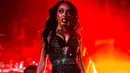 Doja Cat rasanya tak pernah absen untuk menghadirkan tampilan yang outstanding, termasuk di atas panggung Coachella 2022. Mengenakan onepiece bodysuit hitam dengan kerah yang dalam, ia padukan dengan bra hitam dan aksesori untuk menyempurnakan tampilannya. Foto: Instagram.