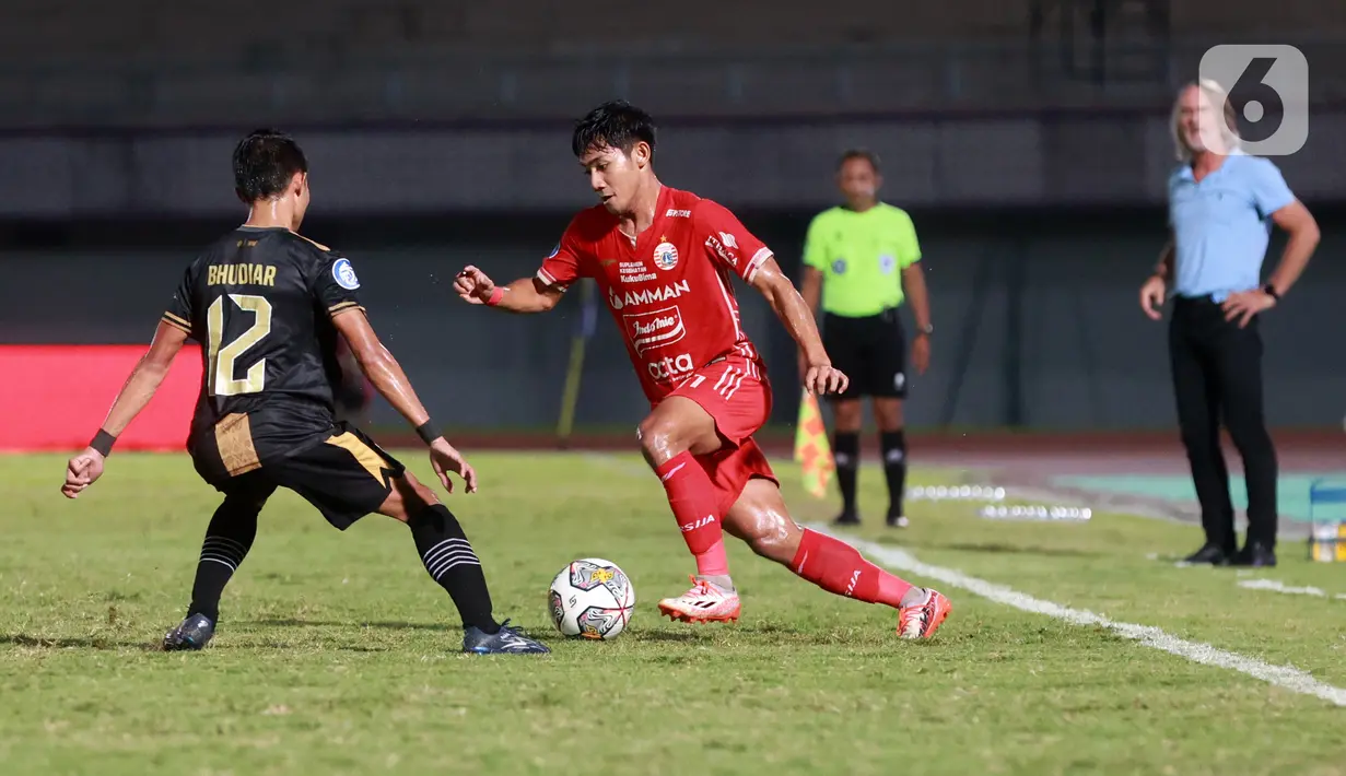 Kemenangan atas Dewa United membuat Persija menggeser Persib Bandung di peringkat kedua klasemen sementara BRI Liga 1 dengan 63 poin dari 33 pertandingan. (Bola.com/M Iqbal Ichsan)