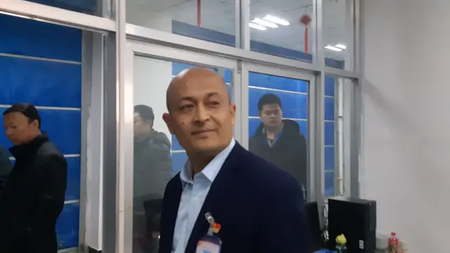 Haireti Julaiti, direktur pusat pelatihan vokasional di Atush, Prefektur Otonomi Kizilsu Kirgiz, Wilayah Otonomi Xinjiang-Uighur (XUAR) dari tampak jalan raya (Rizki Akbar Hasan / Liputan6.com)