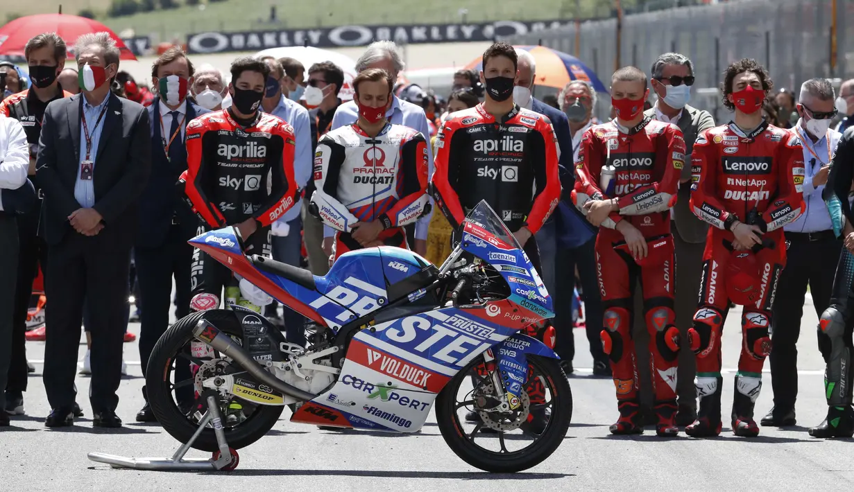 Balapan MotoGP Italia 2021 lalu berjalan dalam suasana duka. Namun, bagi sebagian pembalap, hal ini justru menambah motivasi untuk tampil lebih baik demi menghormati Dupasquier. (Foto: AP Photo/Antonio Calanni)
