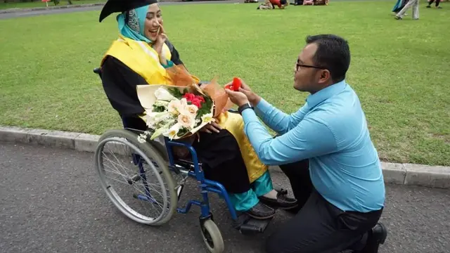 Bukan Meratapi Nasib, Perempuan Ini Buktikan Bisa Lulus Kuliah Meskipun Kakinya Telah Lumpuh karena Kecelakaan