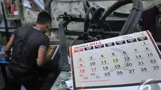 Jelang akhir tahun permintaan kalender 2015 meningkat tajam, Kawasan Senen, Jakarta, Senin (1/12/2014). (Liputan6.com/Johan Tallo)