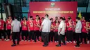 Pengurus PBSI menyalami para pemain dan pelatih tim bulu tangkis Indonesia setelah memenangkan Badminton Asia Mixed Team Championships di Terminal 3 Bandara Soekarno Hatta, Tangerang, Senin (17/02/2025). (Bola.com/Bagaskara Lazuardi)