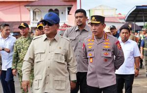 Kapolri Jenderal Listyo Sigit Prabowo dampingi Presiden Prabowo Subianto tinjau lokasi pengusian di Tapanuli Tengah. (Foto: Humas)