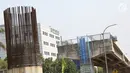 Suasana proyek pembangunan tol Bekasi-Cawang-Kampung Melayu (Becakayu) di Jalan DI Panjaitan, Jakarta Timur, Kamis (25/10). Proyek yang masih terus berlangsung ini dikerjakan sebagai upaya untuk menambah infrastruktur di ibu kota (Merdeka.com/Imam Buhori)