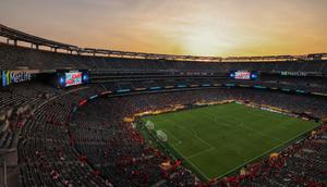 Pemandangan umum (general view) stadion saat matahari terbenam menjelang pertandingan sepak bola Grup A Piala Dunia Antarklub 2025 antara Porto FC dari Portugal dan Al-Ahly dari Mesir di stadion MetLife di East Rutherford, New Jersey, pada tanggal 23 Juni 2025. (CHARLY TRIBALLEAU/AFP)
