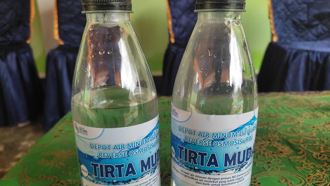 <p>Air minum layak konsumsi hasil dari inovasi Pertamina, Filtrasi Air Gambut (Filagam), di Desa Lubuk Muda (Liputan6.com/Jonathan Pandapotan Purba)</p>