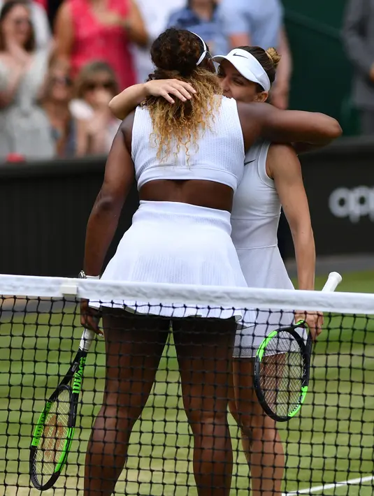 Petenis Simona Halep (kanan) memeluk Serena Williams usai mengalahkannya dalam pertandingan final tunggal putri Wimbledon 2019 di London, Inggris, Sabtu(13/7/2019). Petenis Rumania itu mengalahkan jagoan Amerika Serikat dua set langsung, 6-2 dan 6-2. (Photo by GLYN KIRK/AFP)