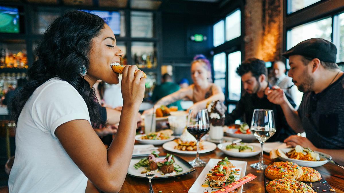 Arti Mimpi Makan Bersama yang Berkaitan dengan Keharmonisan