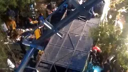 Petugas berusaha mengevakuasi bangkai bus yang jatuh dari sebuah jembatan di utara Provinsi Salta, Argentina, Senin (14/12). Sedikitnya 42 polisi tewas dan lainnya terluka ketika bus yang ditumpangi menabrak jembatan dan terjun ke jurang. (AFP Photo)