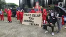 Sejumlah aktivis Indonesia Corruption Watch (ICW) dan Gerakan #BersihkanIndonesia melakukan aksi teatrikal saat unjuk rasa di depan Gedung KPK, Jakarta, Rabu (8/12/2021). Aksi dalam rangka memperingati Hari Anti Korupsi Sedunia pada 9 Desember 2021. (Liputan6.com/Herman Zakharia)