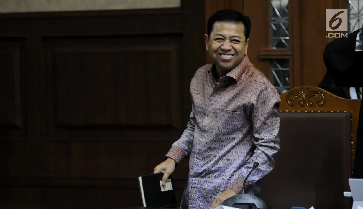 Terdakwa dugaan korupsi proyek e-KTP Setya Novanto tersenyum saat jeda sidang lanjutan di Pengadilan Tipikor, Jakarta, Senin (15/1). Sidang bergaendakan mendengar keterangan saksi. (Liputan6.com/Helmi Fithriansyah)