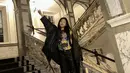 <p>Jennie Blackpink tampil dengan jaket oversize dan celana hitam, semakin menarik dengan longslevee motif karakter Anime.</p>