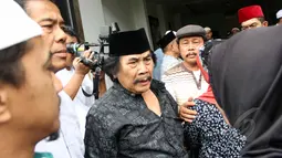 Jaja Miharja berkunjung ke rumah Mpok Nori di kawasan  Bambu Apus, Jakarta Timur, Jumat (3/4/2015). Sejumlah artis mendatangi rumah Mpok Nori setelah mendengar meninggalnya  komedian senior tersebut. (Liputan6.com/Helmi Afandi)