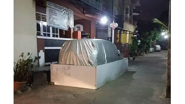 7 Penampakan Garasi Mobil Darurat ala Netizen Ini Bikin Geleng Kepala