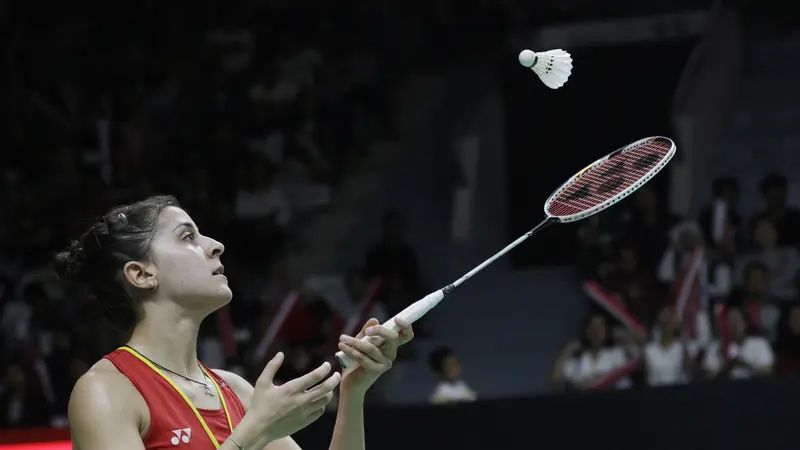 Tunggal putri Spanyol, Carolina Marin, memainkan kok saat melawan tunggal Korsel. (Bola.com/M. Iqbal Ichsan)