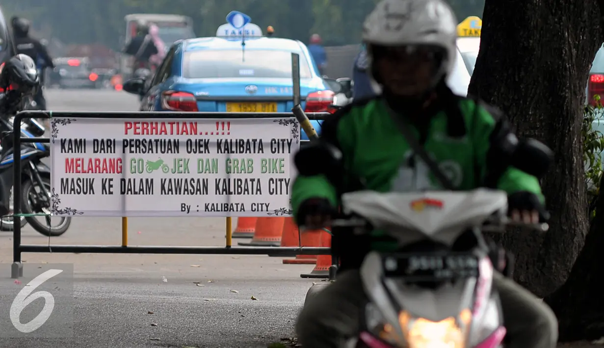 Sebuah spanduk berisi pelarangan masuk kepada Go-Jek dan Grab Bike terpasang di kawasan Kalibata City, Jakarta, Rabu (8/7/2015). Sejumlah pengojek regular menolak keberadaan ojek online. (Liputan6.com/JohanTallo)