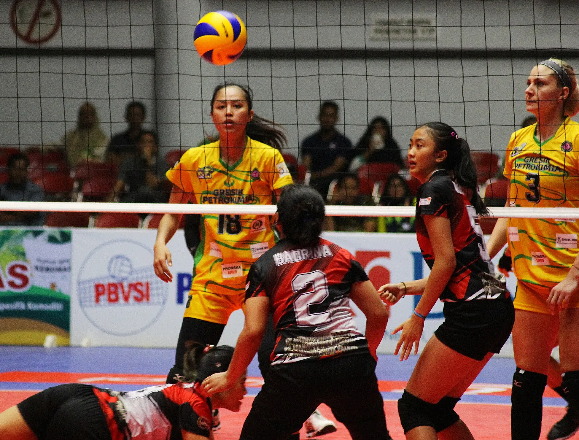 Gresik Pertrokimia vs Bekasi BVN pada seri ketiga putaran pertama Proliga 2018 di GOR Tri Dharma Gresik, Jumat (2/2/2018). Petrokimia menang 3-1. (Liputan6.com/Dimas Angga P)