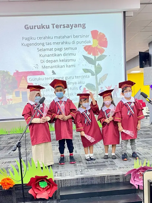 6 Potret Virgoun Dampingi Starla Wisuda, Persembahkan Lagu Untuk Sang Anak