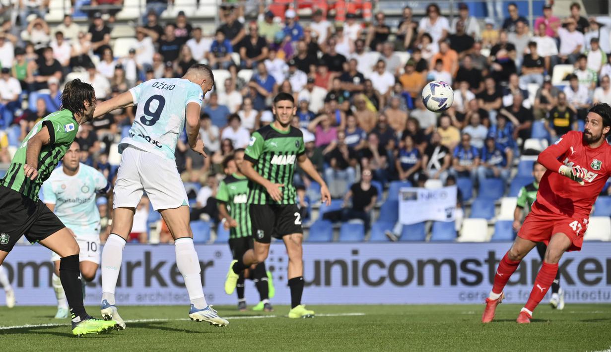Edin Dzeko kembali mencetak gol kedua bagi Inter Milan dari sundulan usai menerima umpan Mkhitaryan. Inter unggul 2-1 dan skor ini bertahan hingga laga usai. (AP/LaPresse/Massimo Paolone)