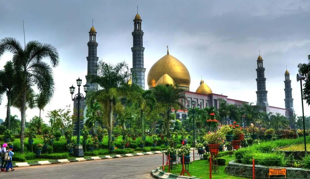 Masjid Kubah Emas Depok merupakan salah satu mesjid di dunia dengan kubah yang terbuat dari emas. Masjid ini menempati luas area 8000 meter persegi. Masjid ini sendiri dapat menampung sekitar kurang lebih 20.000 jemaah. (Istimewa)
