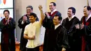 Mantan Petinju, Manny Pacquiao resmi diangkat sebagai senator oleh Anggota Komisi Pemilihan Filipina di Manila, Kamis (19/5). Pacquiao berhasil menduduki 1 dari 12 kursi senator di Majelis Tinggi setelah mendapat 16 juta suara. (REUTERS/Erik De Castro)
