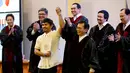 Mantan Petinju, Manny Pacquiao resmi diangkat sebagai senator oleh Anggota Komisi Pemilihan Filipina di Manila, Kamis (19/5). Pacquiao berhasil menduduki 1 dari 12 kursi senator di Majelis Tinggi setelah mendapat 16 juta suara. (REUTERS/Erik De Castro)