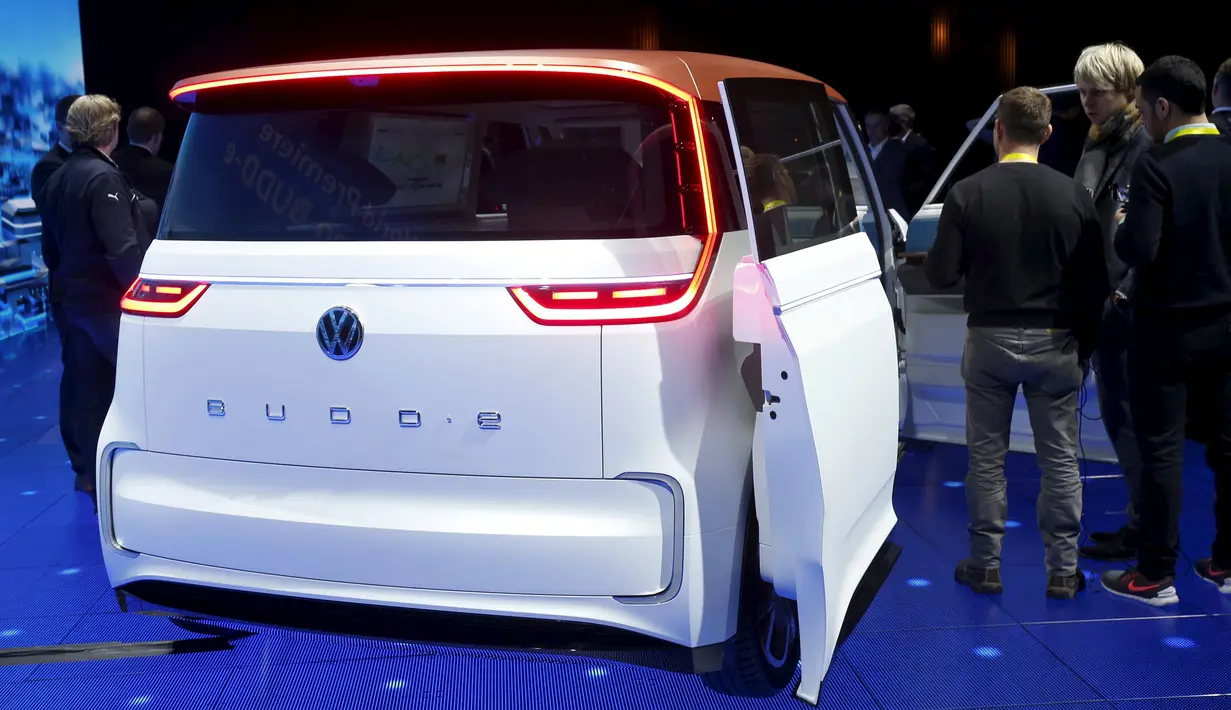 Tampak belakang Mobil Volkswagen BUDD - e ditampilkan saat acara CES 2016  Las Vegas, Nevada, (5/1/2016). Mobil ini berbahan bakar listrik. (REUTERS / Steve Marcus)