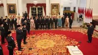 Presiden Prabowo Subianto (kanan) saat melantik 48 menteri negara dan sejumlah kepala lembaga Kabinet Merah Putih yang akan bekerja dalam kabinet Merah-Putih pada periode 2024-2029 Istana Negara, Jakarta, Senin (21/10/2024). (AP Photo/Achmad Ibrahim)