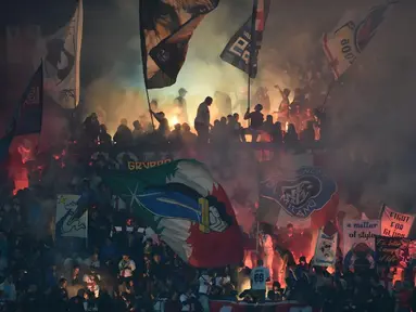 Supporter AC Milan dan Inter Milan dalam Derby Della Madonnina Semalam, Senin (20/04/2015). Sumber : AFP