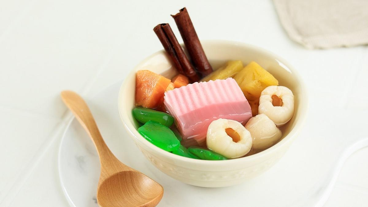 Es podeng segar dengan topping kelapa muda, alpukat, dan kacang sangrai, pilihan tepat untuk mengusir dahaga