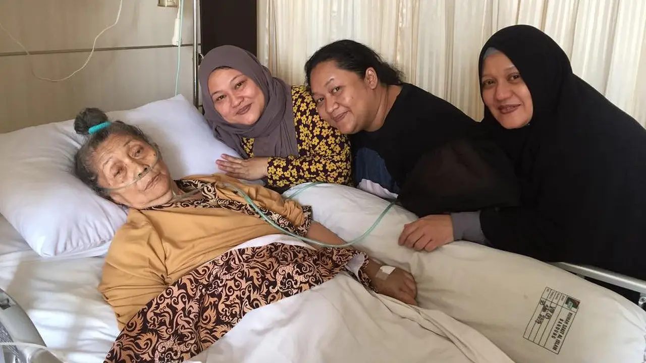 [Bintang] Ibunda Tike Priatnakusumah Meninggal Dunia