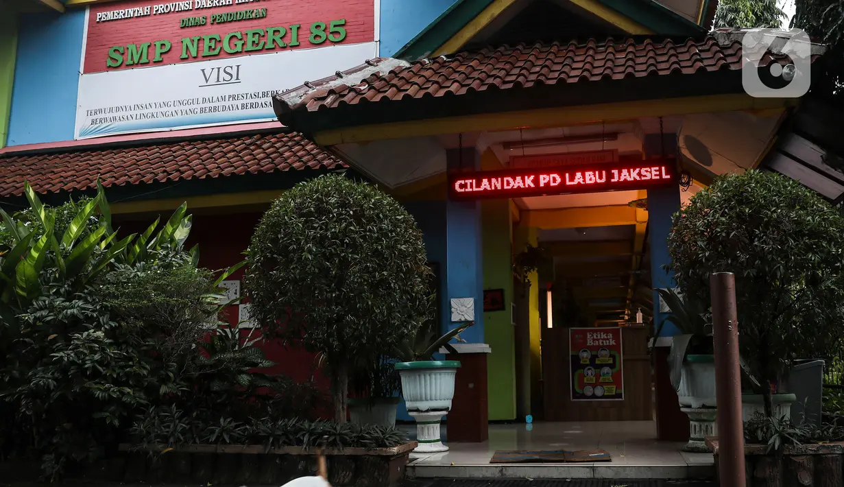 Suasana Sekolah Menengah Pertama (SMP) Negeri 85 yang ditutup di Pondok Labu, Cilandak, Jakarta, Rabu (27/7/2022). Sekolah tersebut ditutup selama 10 hari setelah tiga siswa terkonfirmasi COVID-19. (Liputan6.com/Johan Tallo)