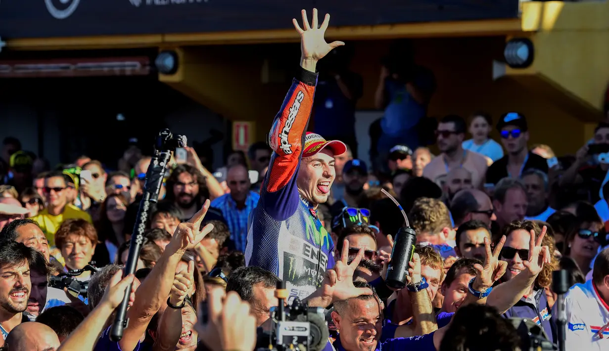 Jorge Lorenzo di sambut anggota tim Movistar Yamaha setelah memastikan menjadi juara dunia MotoGP 2015 di Sirkuit Ricardo Tormo, Valencia, Spanyol, Minggu (8/11/2015). (AFP Photo/Javier Soriano)
