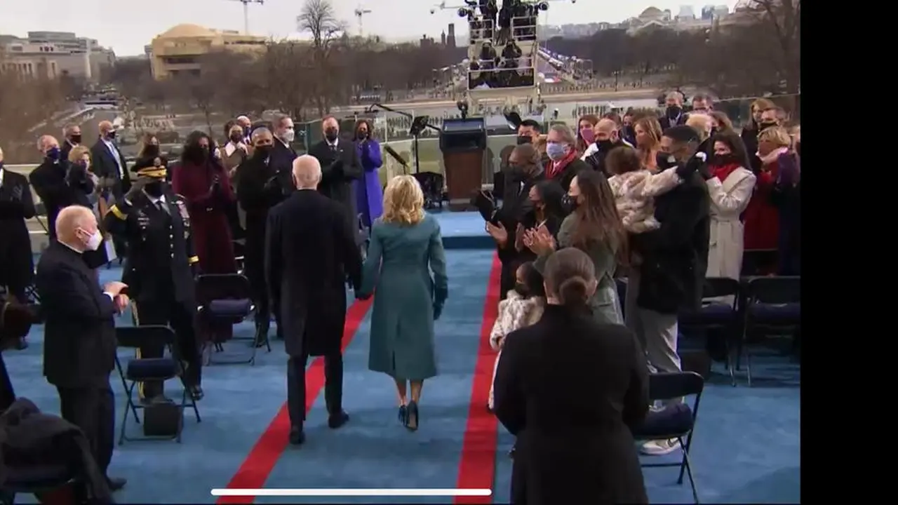 Joe Biden dan istri, Jill Biden bersiap masuk ke area pelantikan dan pengambilan sumpah jabatan di Gedung Capitol Hill, AS. (Live Streaming VOA)