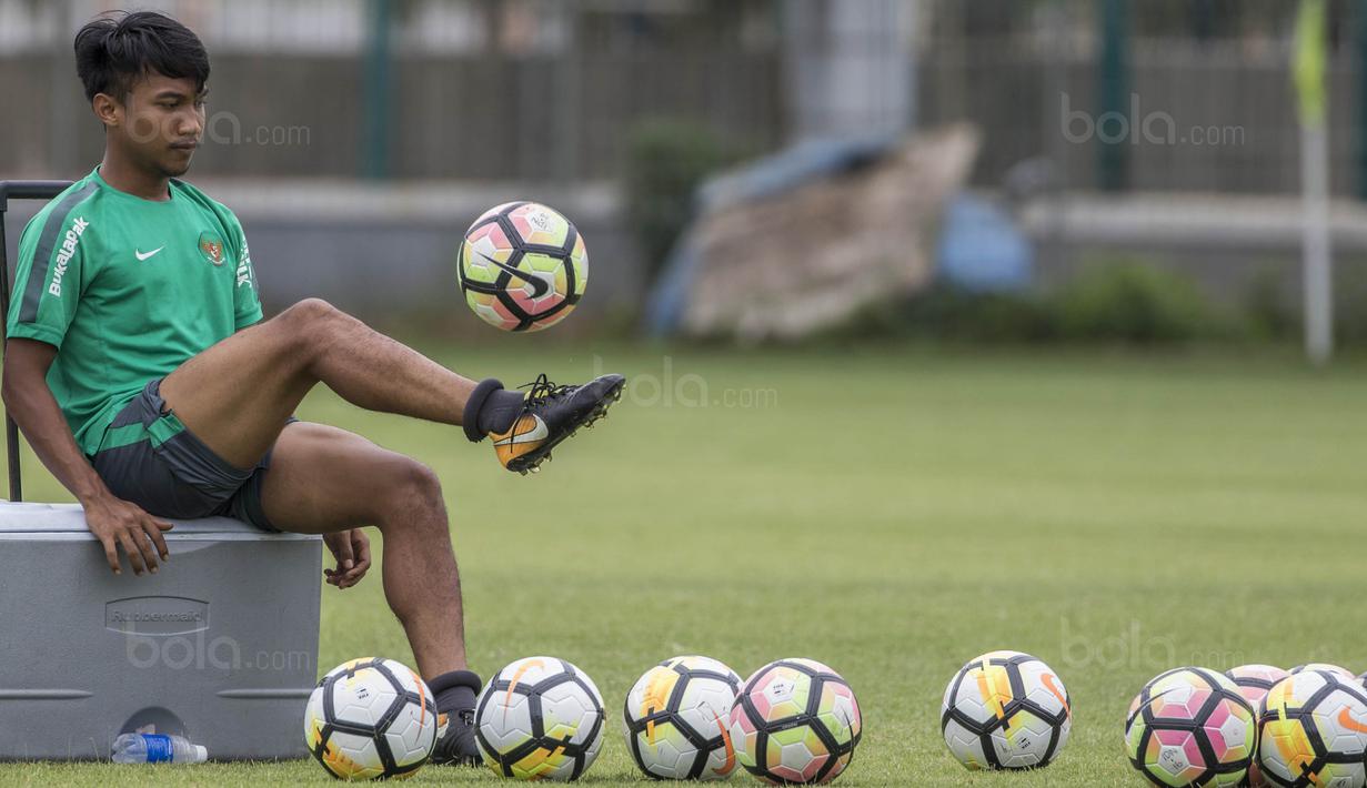 Gelandang Timnas Indonesia, Muhammad Hargianto, melakukan juggling saat latihan di Lapangan ABC Senayan, Jakarta, Jumat (19/1/2018). Pemusatan latihan ini dilakukan jelang Asian Games 2018. (Bola.com/Vitalis Yogi Trisna)