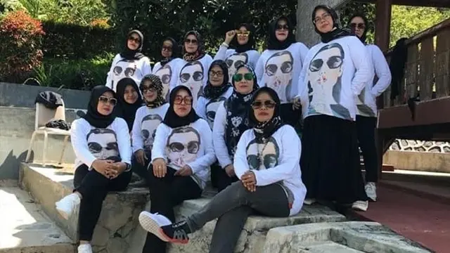 6 Aksi Emak saat Arisan Ini Kocak, dari Bungkus Makanan Hingga Foto Bersama
