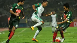 Pemain PS TNI, Legimin Raharjo (tengah), berusaha melewati hadangan pemain Bhayangkara Surabaya United dalam laga Torabika Soccer Championship 2016 presented by IM3 Ooredoo di Stadion Gelora Delta, Sidoarjo, Minggu (8/5/2016). (Bola.com/Fahrizal Arnas)