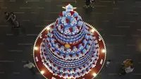 Unik dan menggemaskan sekali ketika pohon natal ini tersusun dari puluhan bahkan ratusan bonek Doraemon.