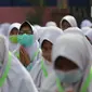 Sejumlah santri mengikuti kegiatan doa Istighosah di Pondok Pesantren An-Nuqthah, Kota Tangerang, Banten, Kamis (22/10/2020). Kegiatan tersebut digelar untuk memperingati Hari Santri Nasional dengan tema "Santri Sehat, Indonesia Kuat" yang jatuh pada hari ini. (Liputan6.com/Angga Yuniar)