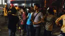 Mahasiswa berunjuk rasa menolak kenaikan BBM di kawasan Cikini, Jakarta, dengan memblokade jalan membentuk pagar manusia, Senin (17/11/2014). (Liputan6.com/Faizal Fanani)