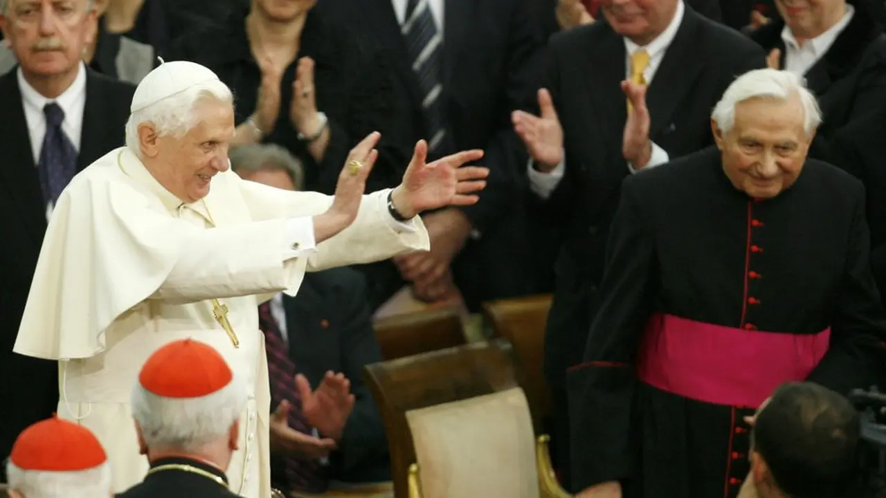 Paus Benediktus XVI (kiri) bersama dengan kakaknya yang merupakan seorang Pastur di Jerman, Georg Ratzinger (kanan).