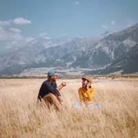 Liburan dengan sahabat di New Zealand. (Foto: instagram/her_journeys)