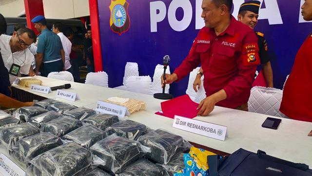 Barang bukti sabu yang dista Polda Riau dari nelayan penjemput narkoba di perbatasan Indonesia-Malaysia.