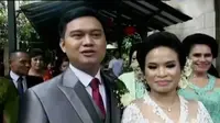 Peserta aksi damai 112 memberi pengawalan pada pasangan pengantin yang akan menikah