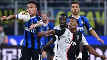 Striker Inter Milan, Lautaro Martinez, berebut bola dengan bek Juventus, Alex Sandro, pada laga Serie A di Stadion San Siro, Milan, Minggu (6/10). Inter kalah 1-2 dari Juventus. (AFP/Alberto Pizzoli)