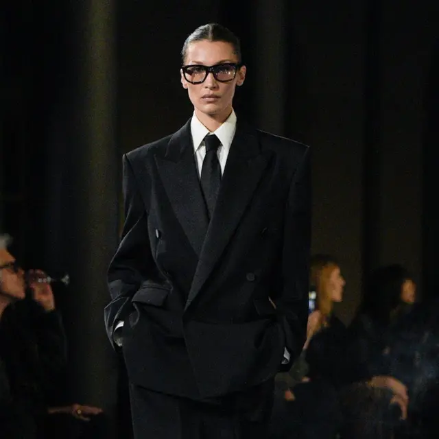 Gaya Come Back Bella Hadid di Paris Fashion Week Setelah Absen Dua Tahun, Tampil Maskulin dengan Jas