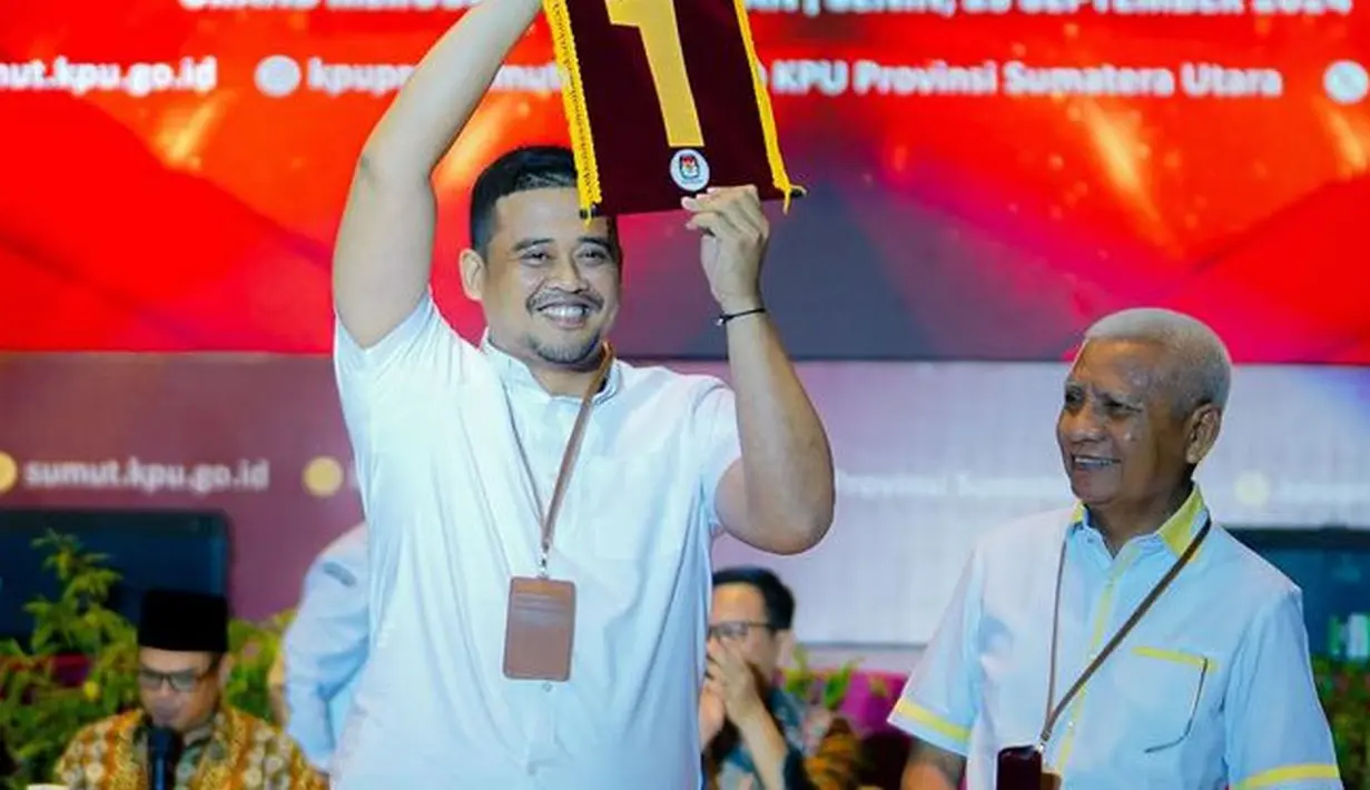 Sama seperti Kahiyang, Bobby juga tampil mengenakan kemeja putih dipadukan celana denim.  [@bobbynst]